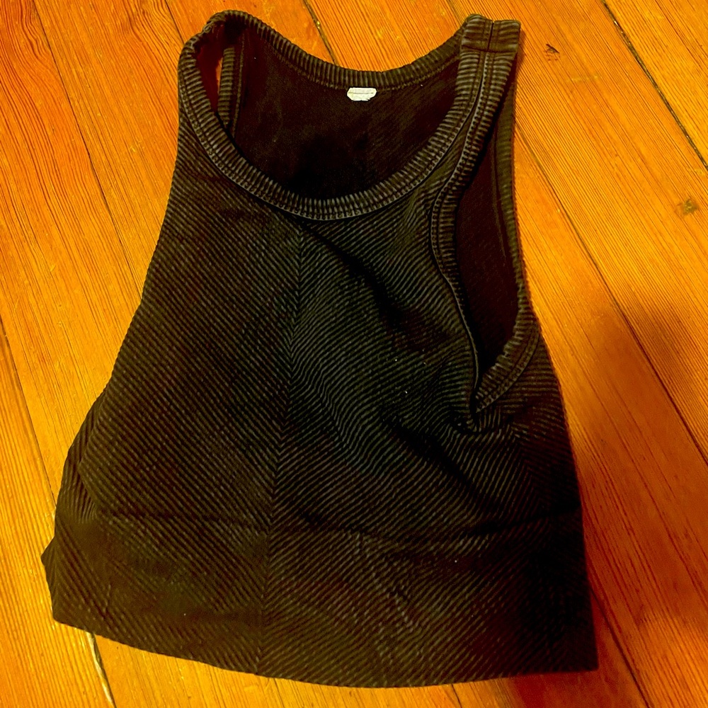 Cute cropped ribbed workout top!